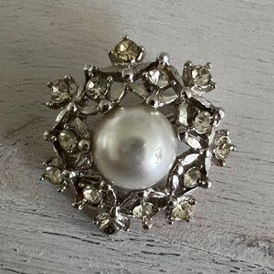 VINTAGE SARAH COVENTRY PEARL & GLASS RHINESTONE BROOCH